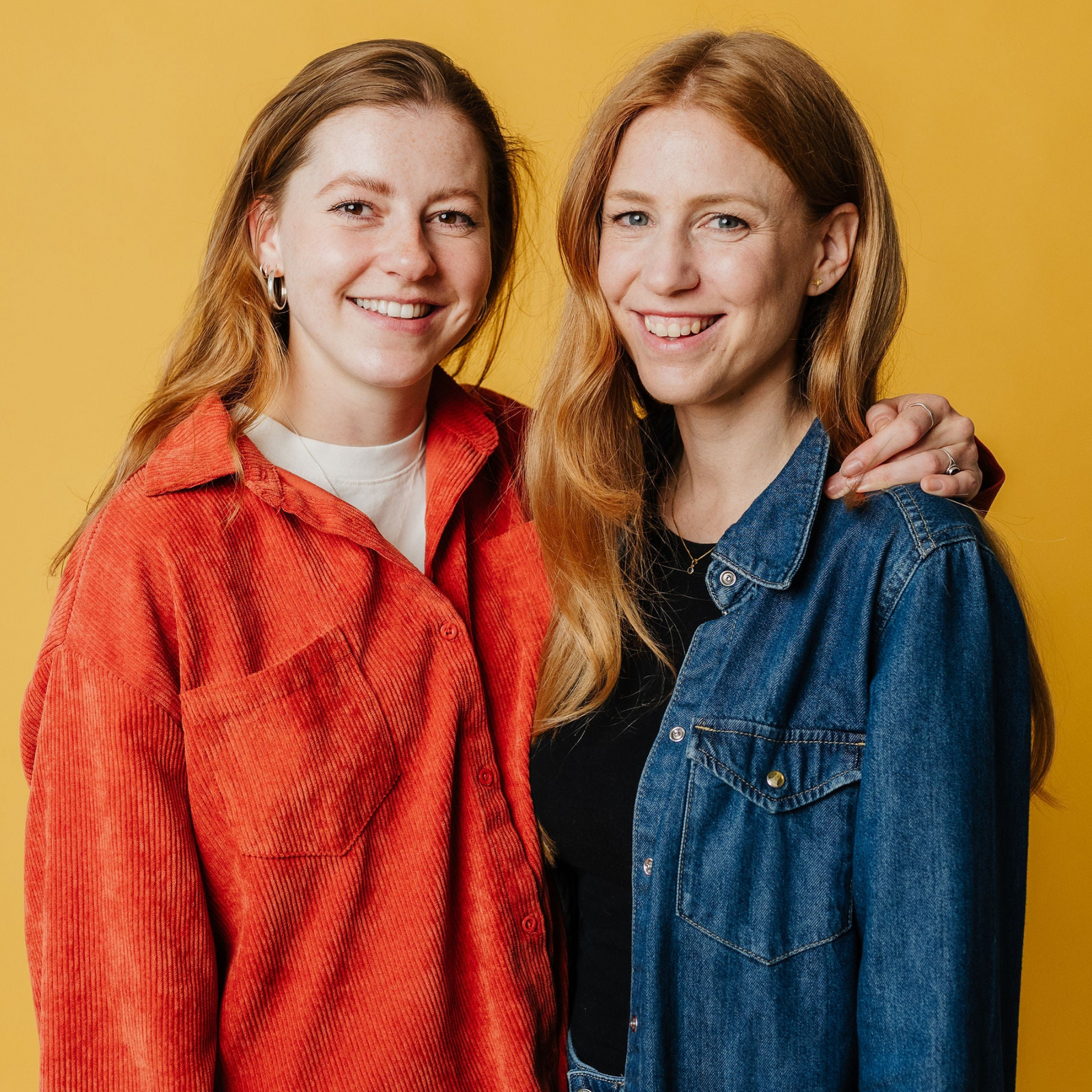 Portretfoto van Sanne en Marlou, de oprichters van Uitgeverij Piet & Sons, tegen een gele achtergrond