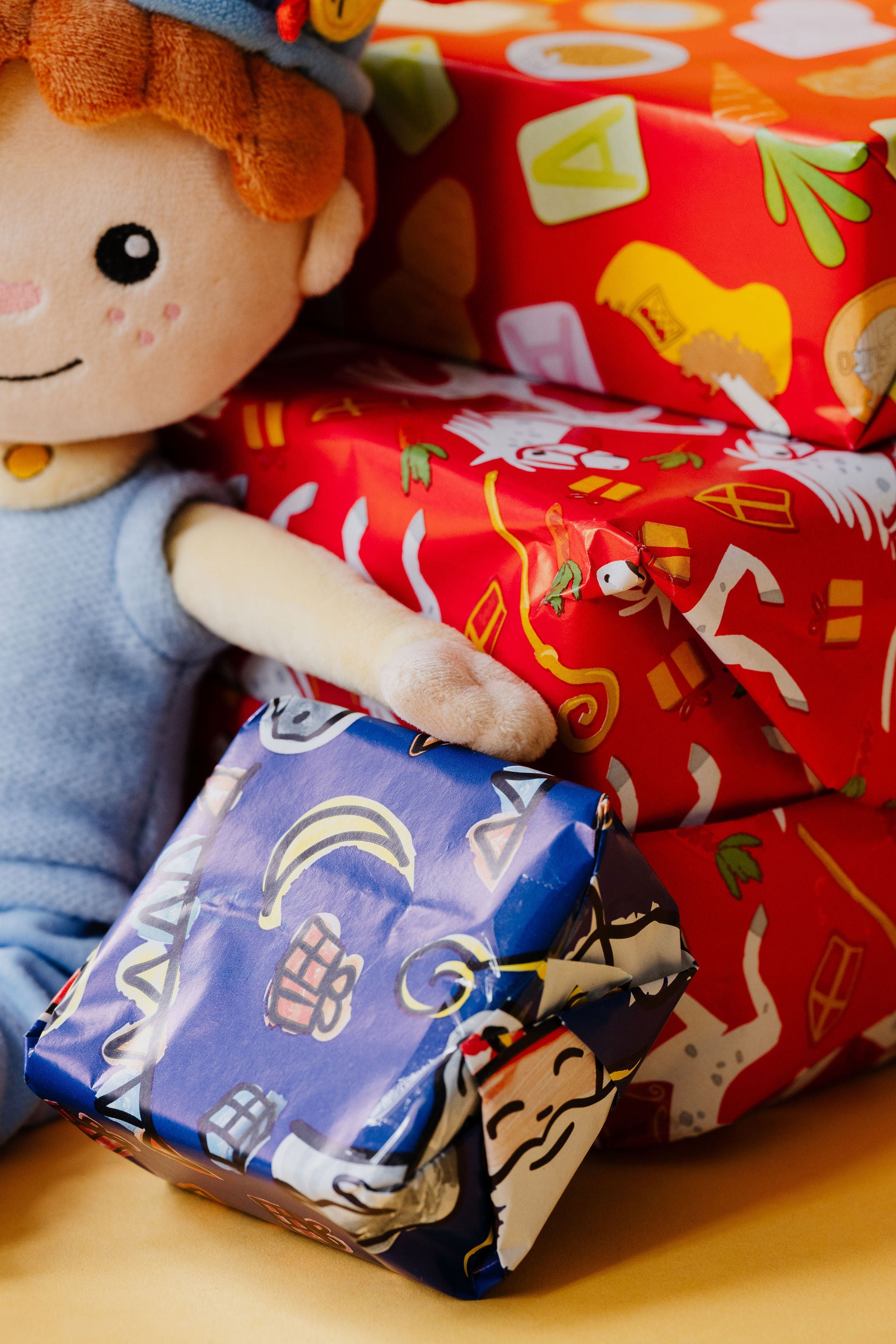 Piet die 't Ziet-knuffel tussen cadeautjes 