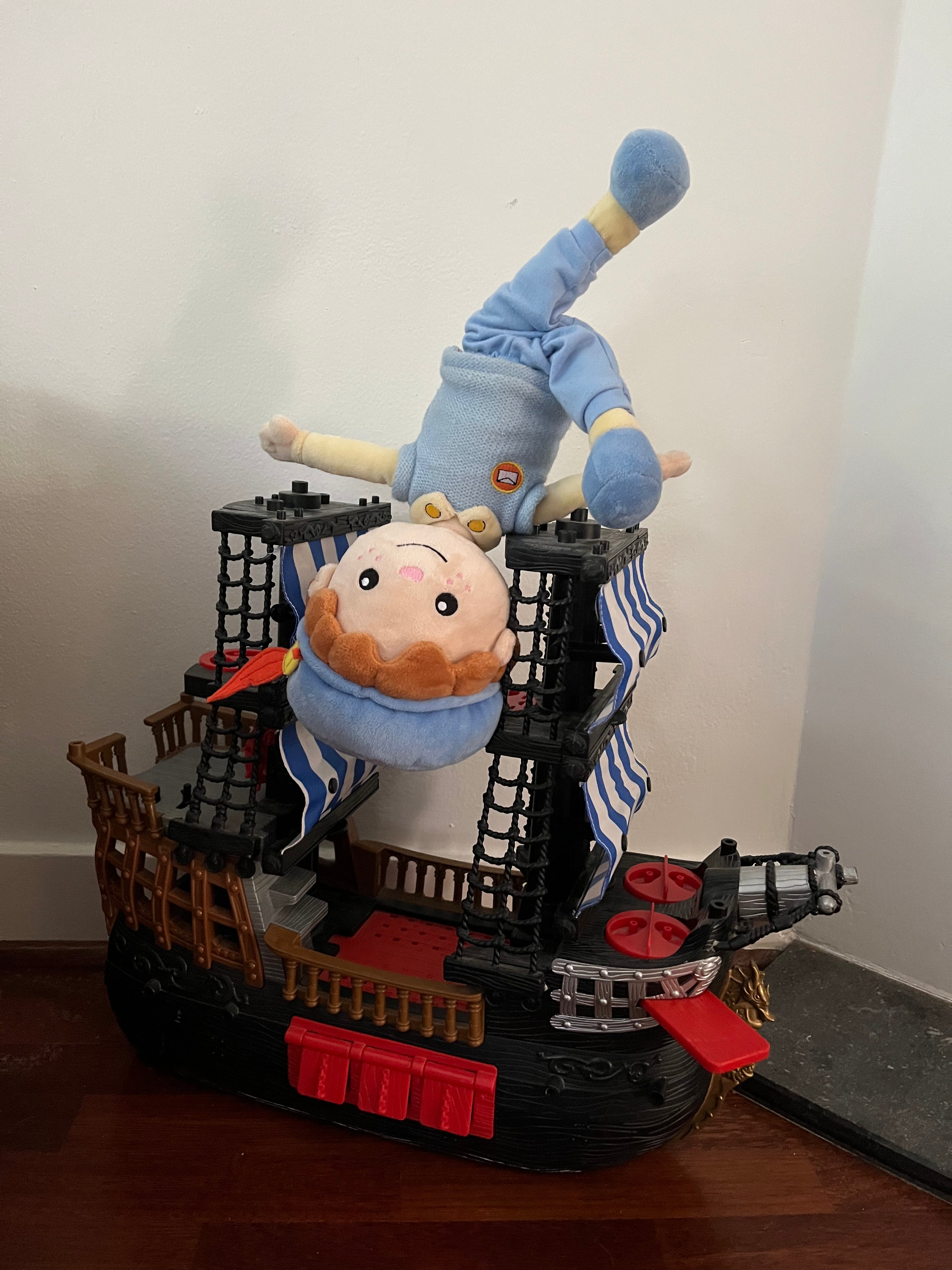 De Piet die 't Ziet-knuffel hangt ondersteboven aan de mast van een speelgoedpiratenschip